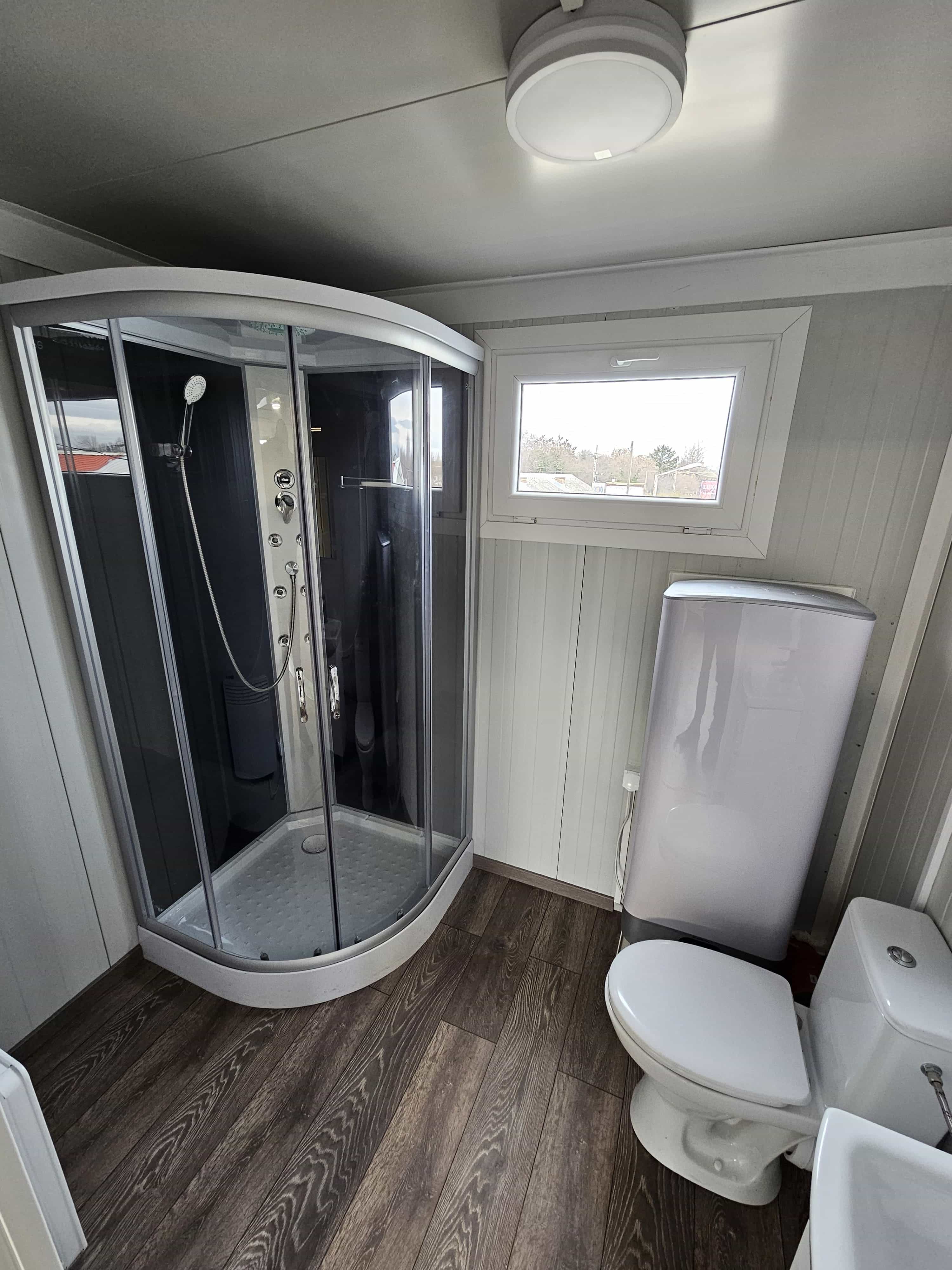 Dupla 20 lábas irodakonténer szaniter helyiséggel